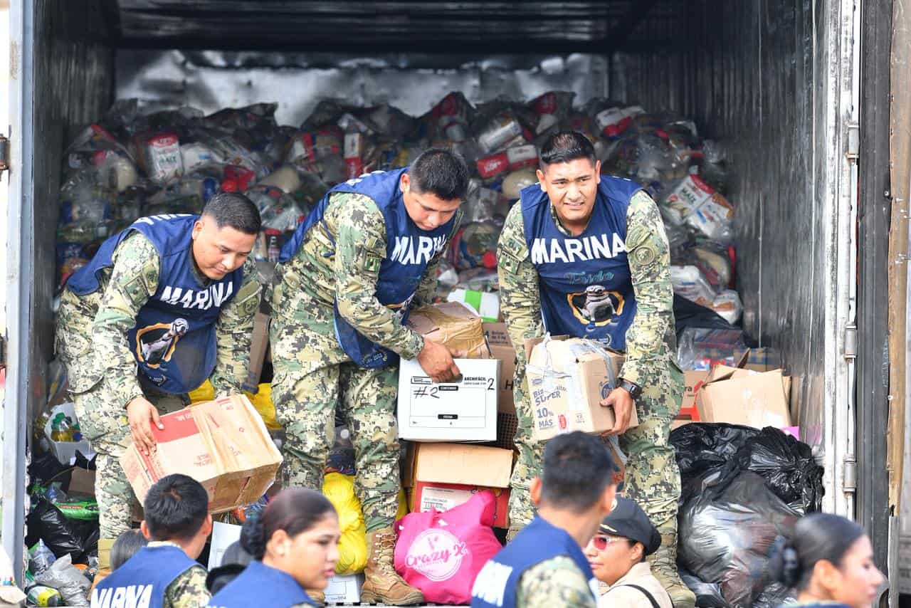 Envía Tabasco 50 toneladas más de ayuda a Veracruz; también va maquinaria y equipo de limpieza: Gobernador