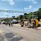 Vuelca vehículo de transporte de paquetería en el Puente Los Monos