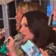 Coinciden Laura Pausini y Aldo de Nigris en CDMX y protagonizan emotivo karaoke