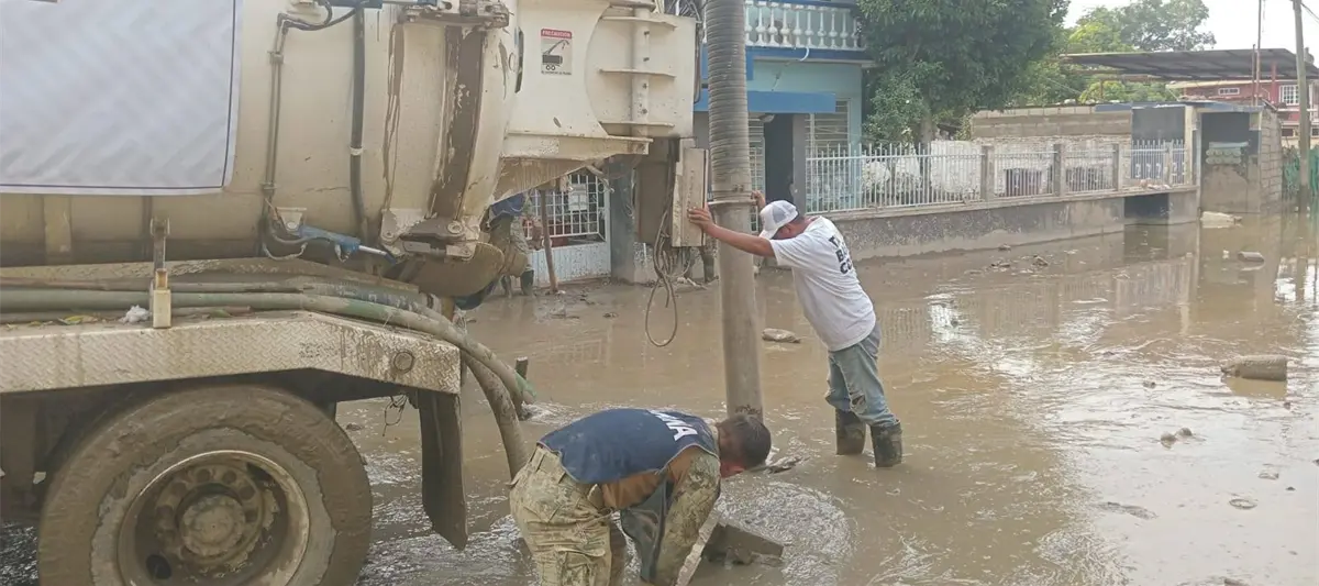 Equipo de la CEAS Tabasco colabora en limpieza tras inundaciones en Veracruz