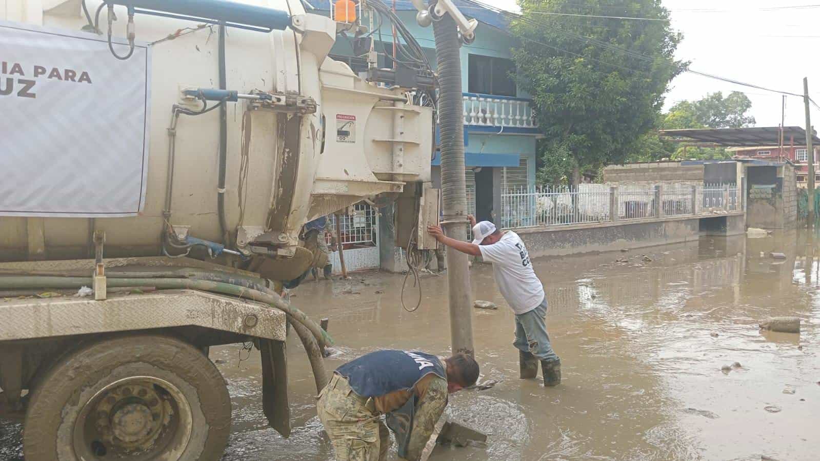 Equipo de la CEAS Tabasco colabora en limpieza tras inundaciones en Veracruz