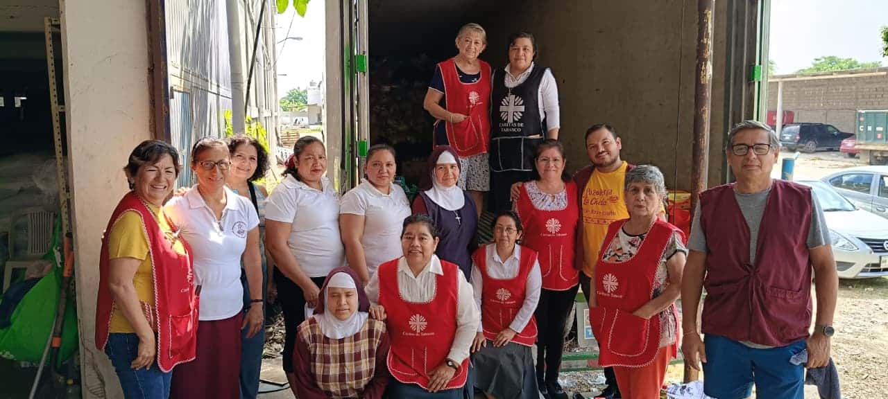 Envían tabasqueños mensajes de aliento en despensas para veracruzanos en centro de acopio de Cáritas Tabasco