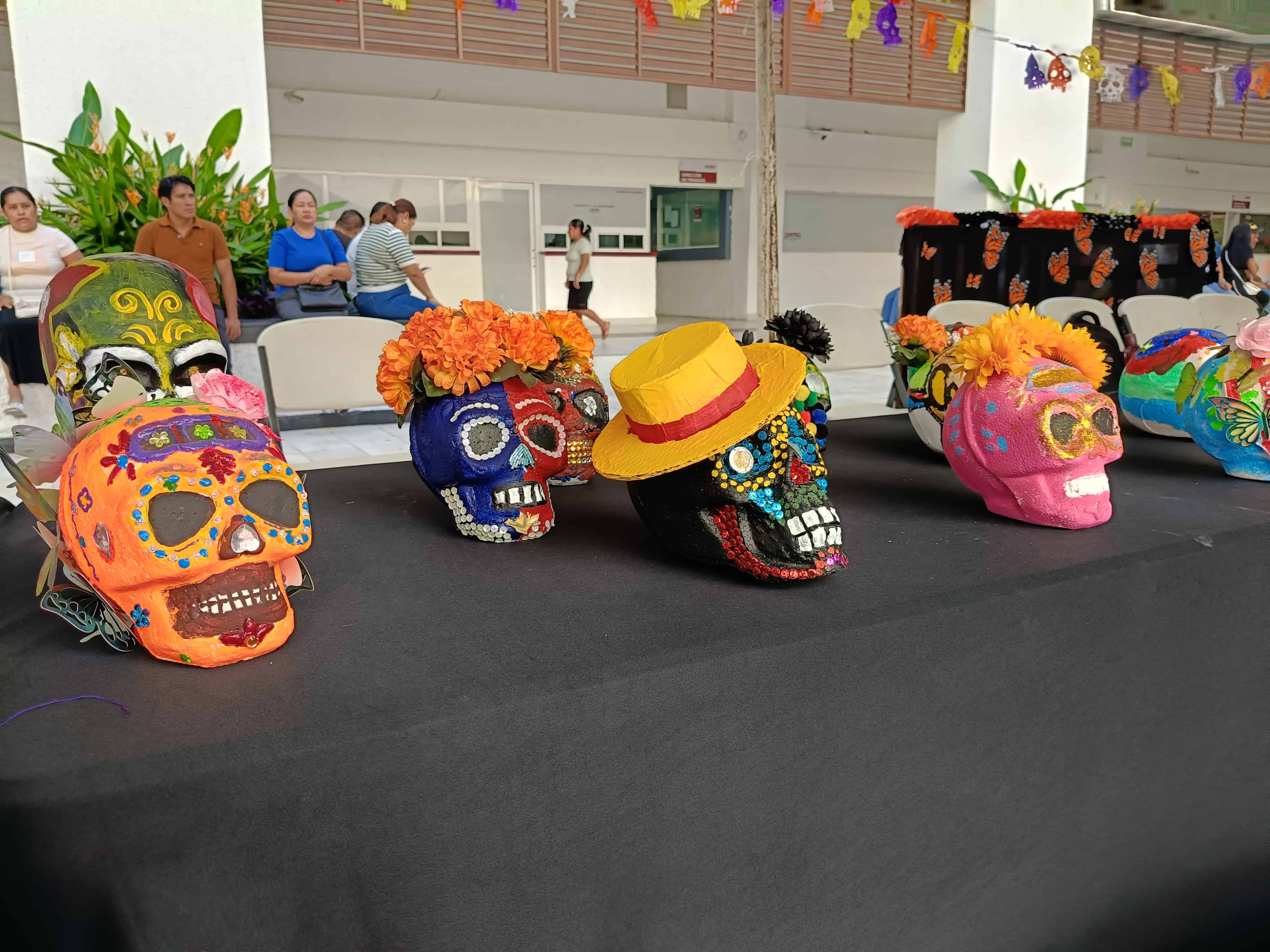 Alumnos de primaria, secundaria y bachiller realizan muestra artesanal alusiva al Día de Muertos