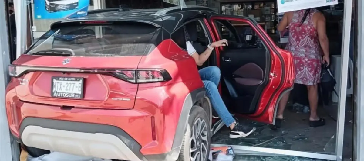 Se meten con todo y camioneta en tienda a tienda de Gaviotas Norte