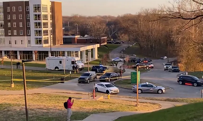 Un estudiante muerto y otro herido, deja tiroteo en Kentucky, EE.UU.
