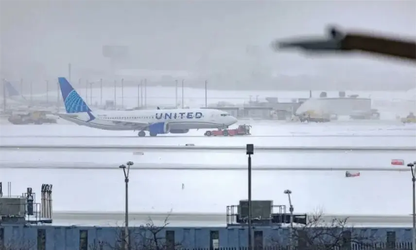 Aerolíneas cancelan más de mil vuelos por clima invernal en EE. UU.