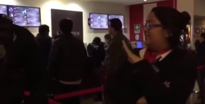 Empleada de Cinemex en Ciudad de México agrede a niña vendedora