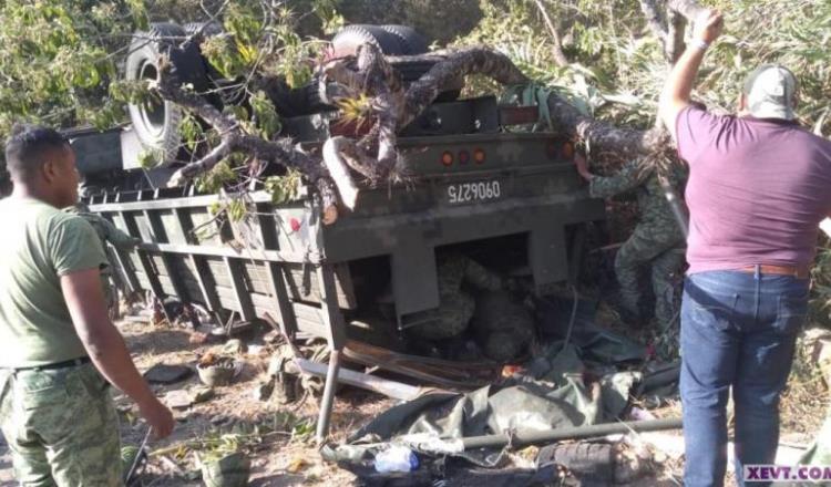 7 militares muertos y 25 más lesionados, saldo de la volcadura que sufrieron en Oaxaca