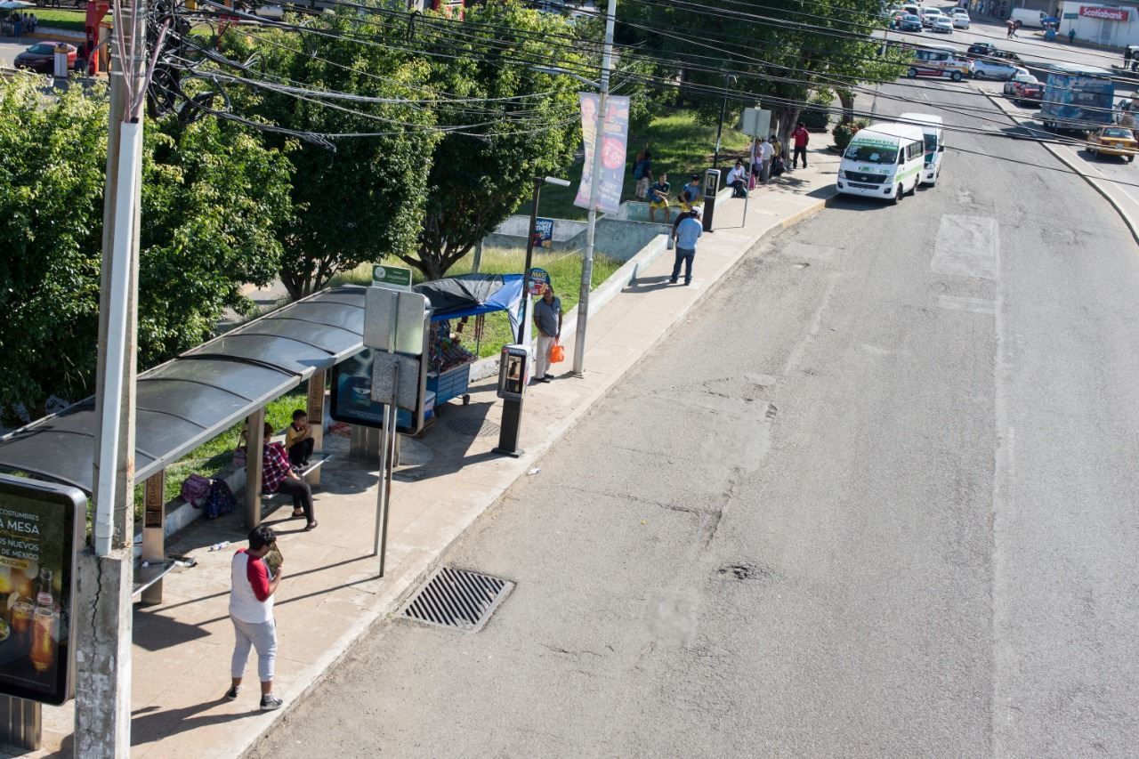 Combis suben y bajan pasaje a metros de la parada designada para ellos