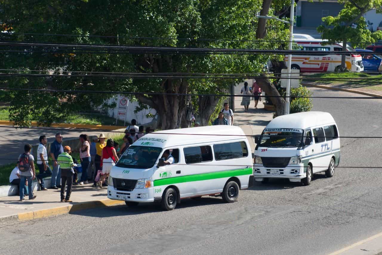 Combis suben y bajan pasaje a metros de la parada designada para ellos