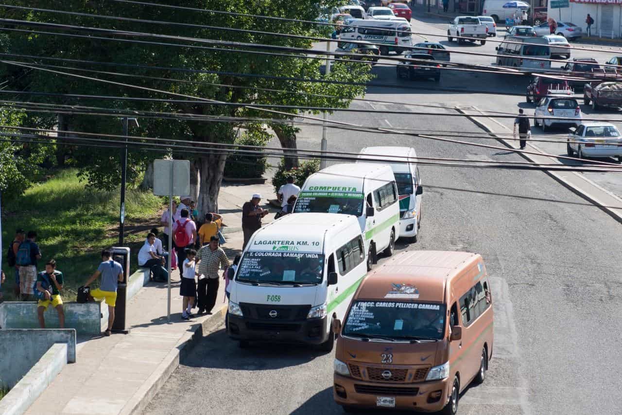 Combis suben y bajan pasaje a metros de la parada designada para ellos