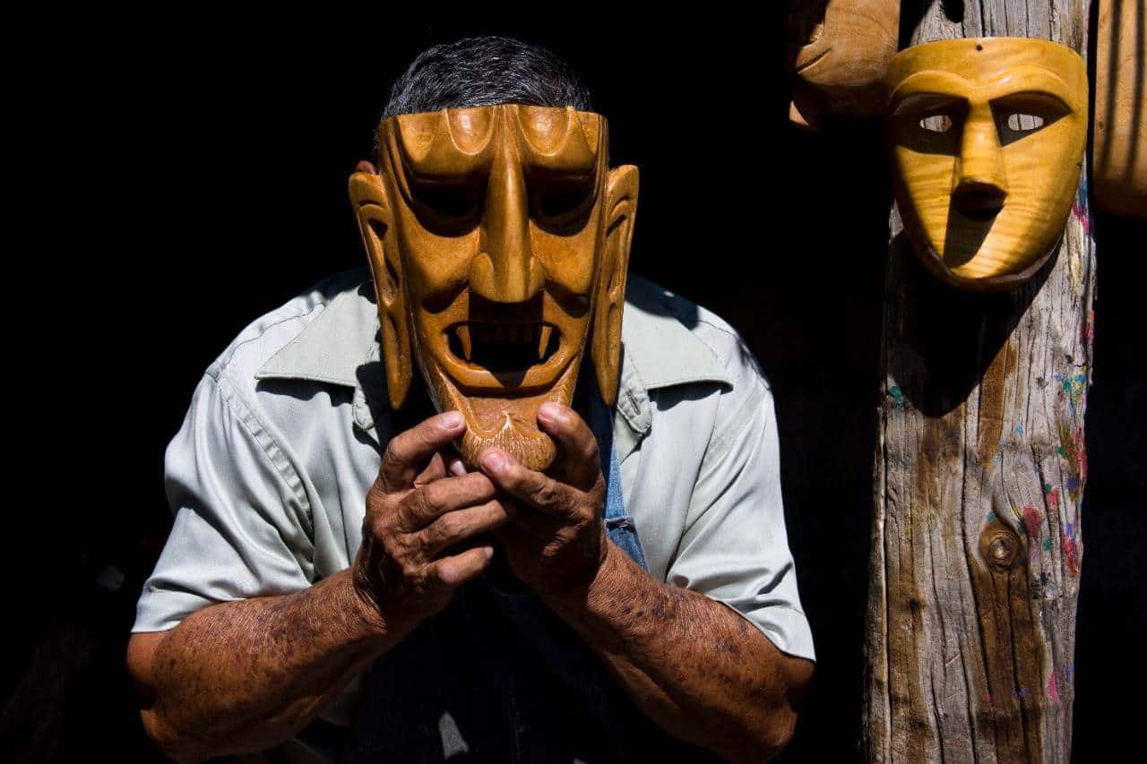 Don Rafa, toda una vida tallando máscaras para danzantes del Pochó Don Rafa, toda una vida tallando máscaras para danzantes del Pochó