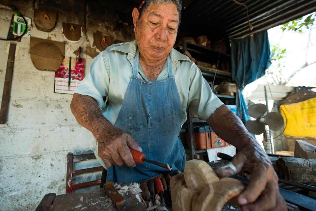 Don Rafa, toda una vida tallando máscaras para danzantes del Pochó Don Rafa, toda una vida tallando máscaras para danzantes del Pochó