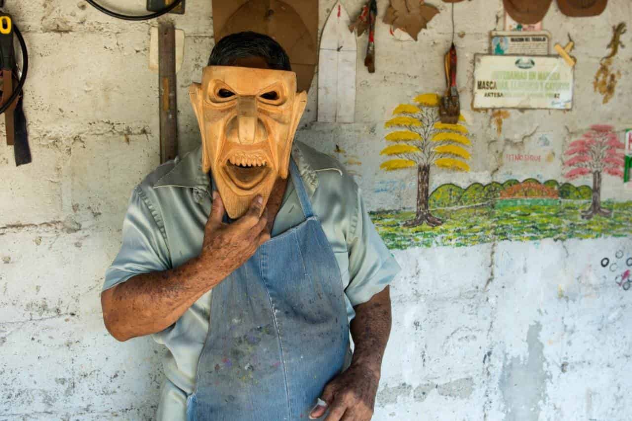 Don Rafa, toda una vida tallando máscaras para danzantes del Pochó Don Rafa, toda una vida tallando máscaras para danzantes del Pochó