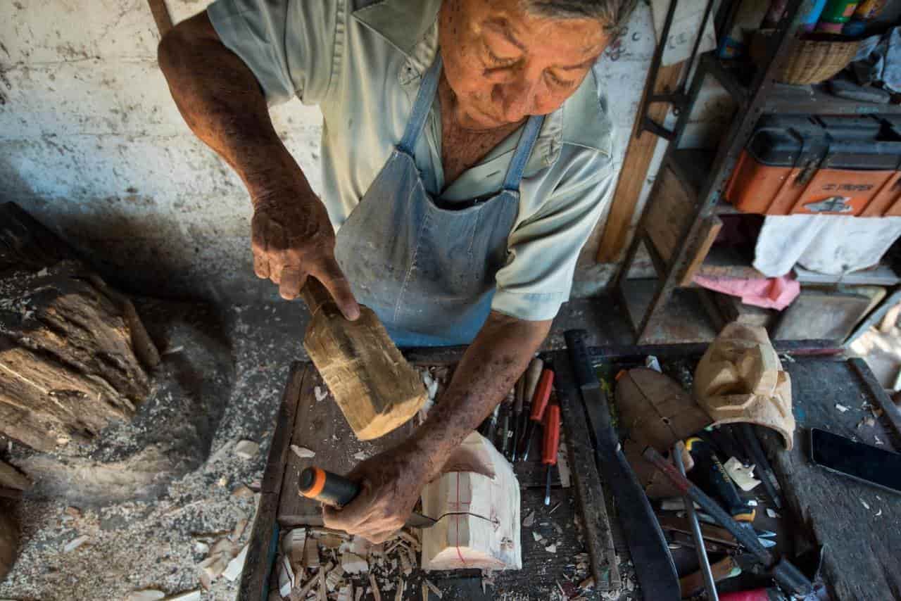 Don Rafa, toda una vida tallando máscaras para danzantes del Pochó Don Rafa, toda una vida tallando máscaras para danzantes del Pochó
