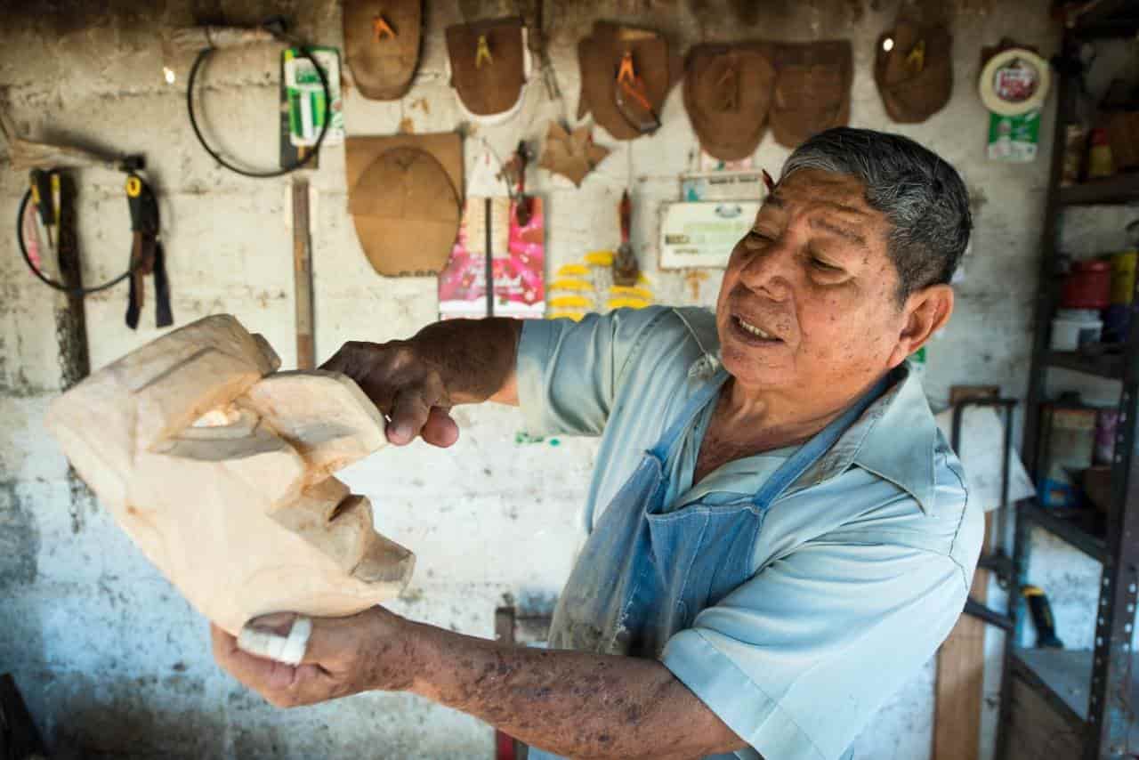 Don Rafa, toda una vida tallando máscaras para danzantes del Pochó Don Rafa, toda una vida tallando máscaras para danzantes del Pochó