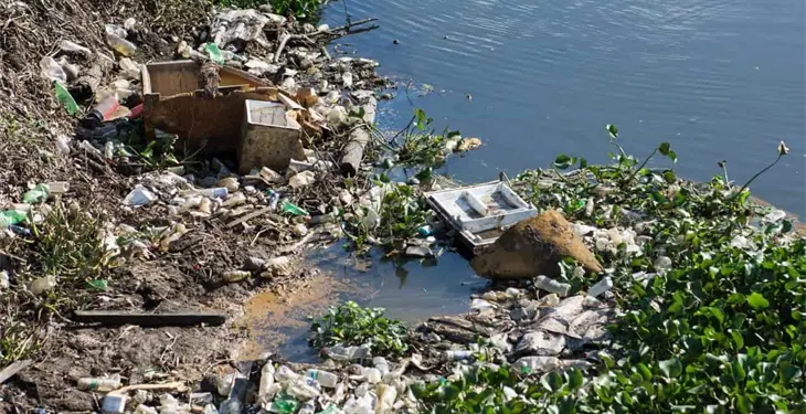 Gigantesca mancha de basura invade el río Viejo Mezcalapa Gigantesca mancha de basura invade el río Viejo Mezcalapa