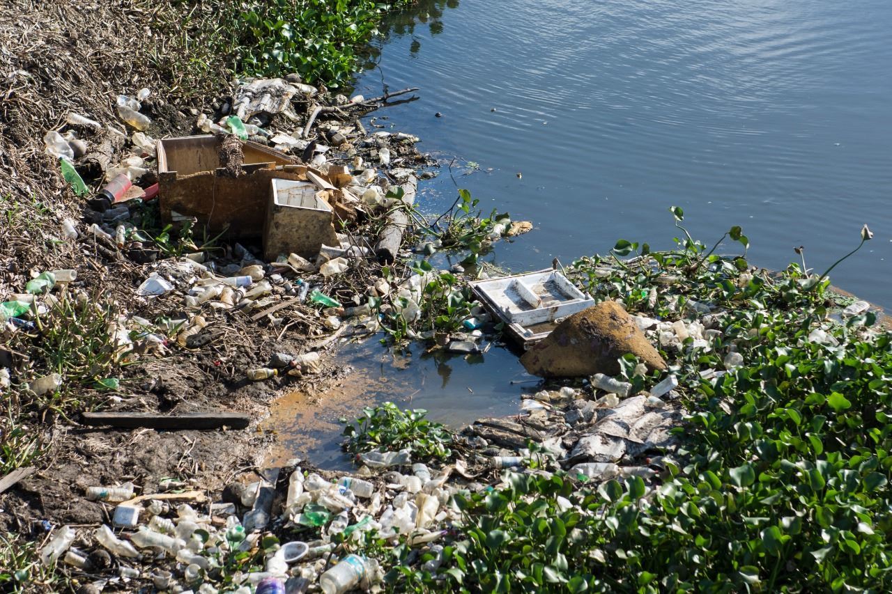 Gigantesca mancha de basura invade el río Viejo Mezcalapa