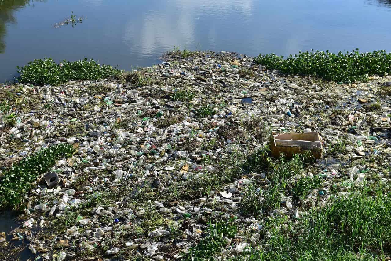 Gigantesca mancha de basura invade el río Viejo Mezcalapa