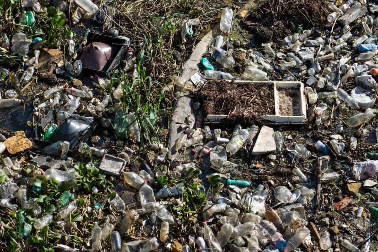 Gigantesca mancha de basura invade el río Viejo Mezcalapa
