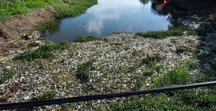 Gigantesca mancha de basura invade el río Viejo Mezcalapa Gigantesca mancha de basura invade el río Viejo Mezcalapa