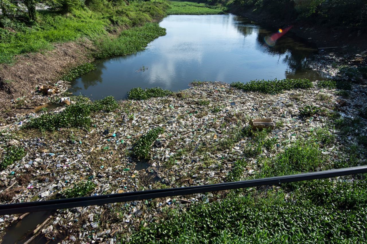 Gigantesca mancha de basura invade el río Viejo Mezcalapa