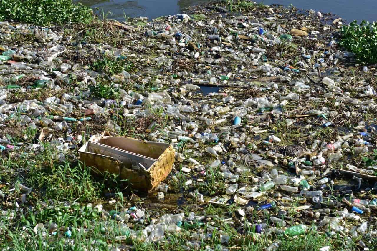 Gigantesca mancha de basura invade el río Viejo Mezcalapa