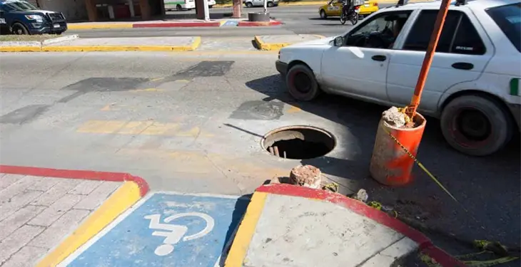 Peligroso registro de luz sin tapa en el centro de Villahermosa