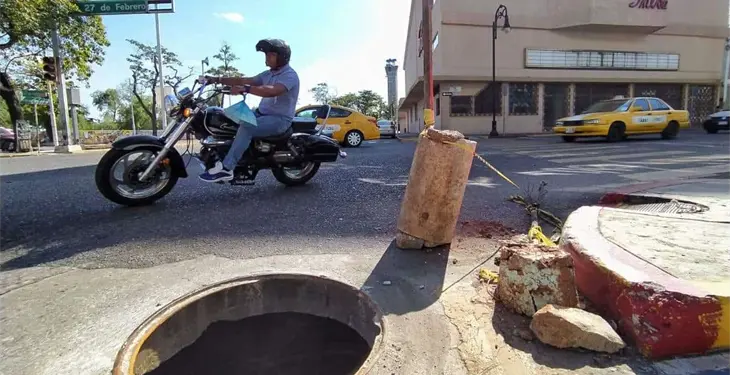 Peligroso registro de luz sin tapa en el centro de Villahermosa