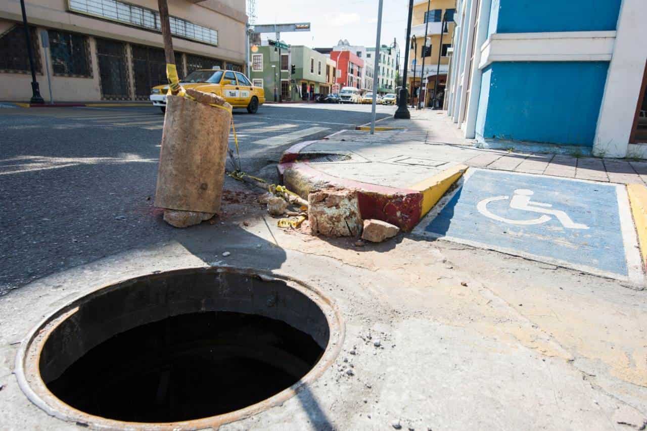 Peligroso registro de luz sin tapa en el centro de Villahermosa