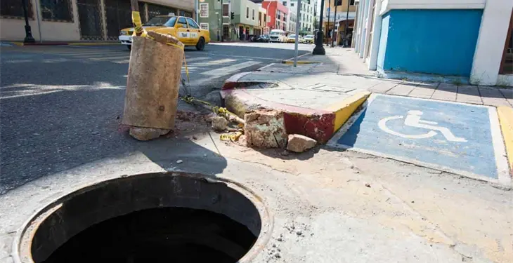 Peligroso registro de luz sin tapa en el centro de Villahermosa