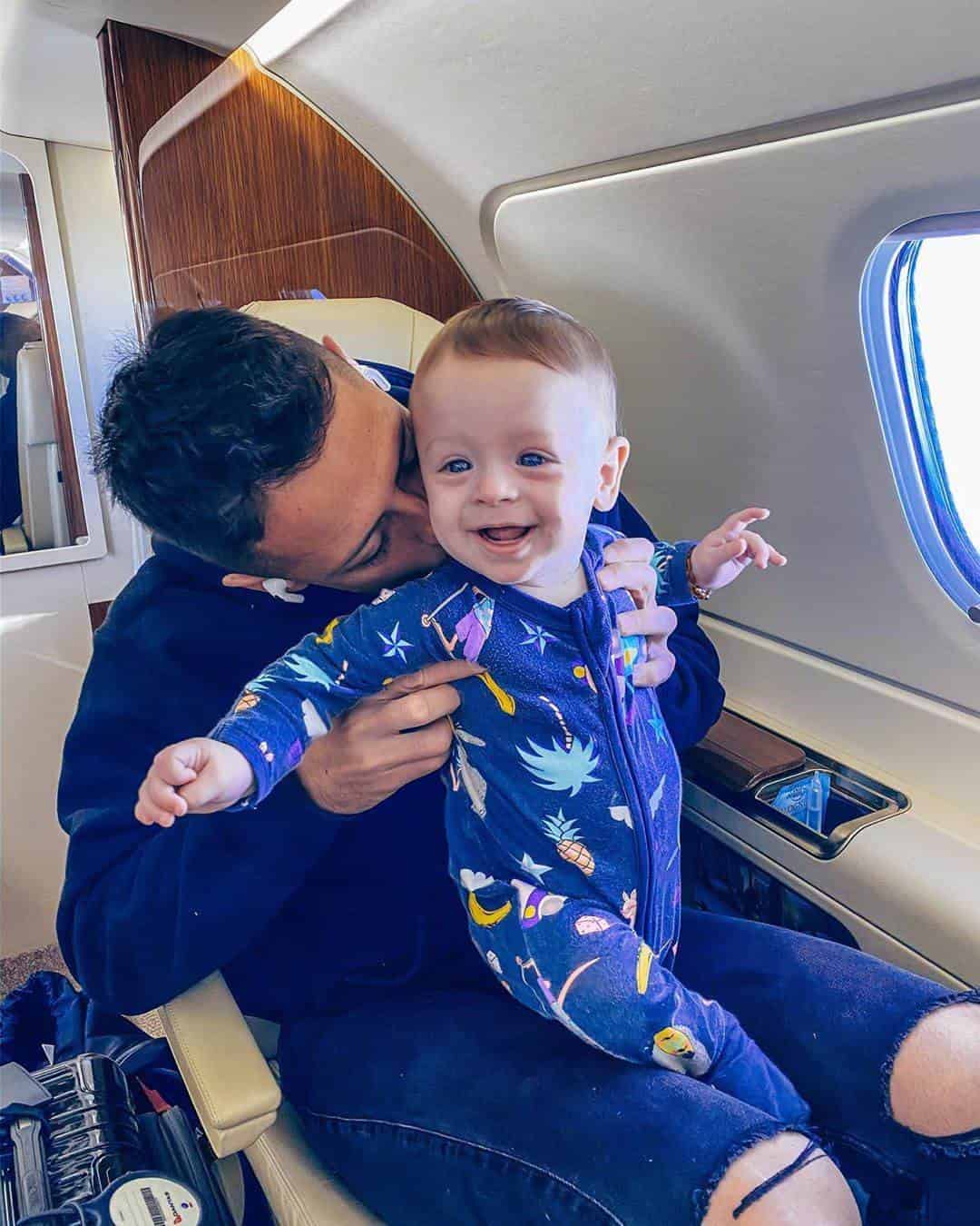 Así fue el cambio de país de Chicharito junto a Noah