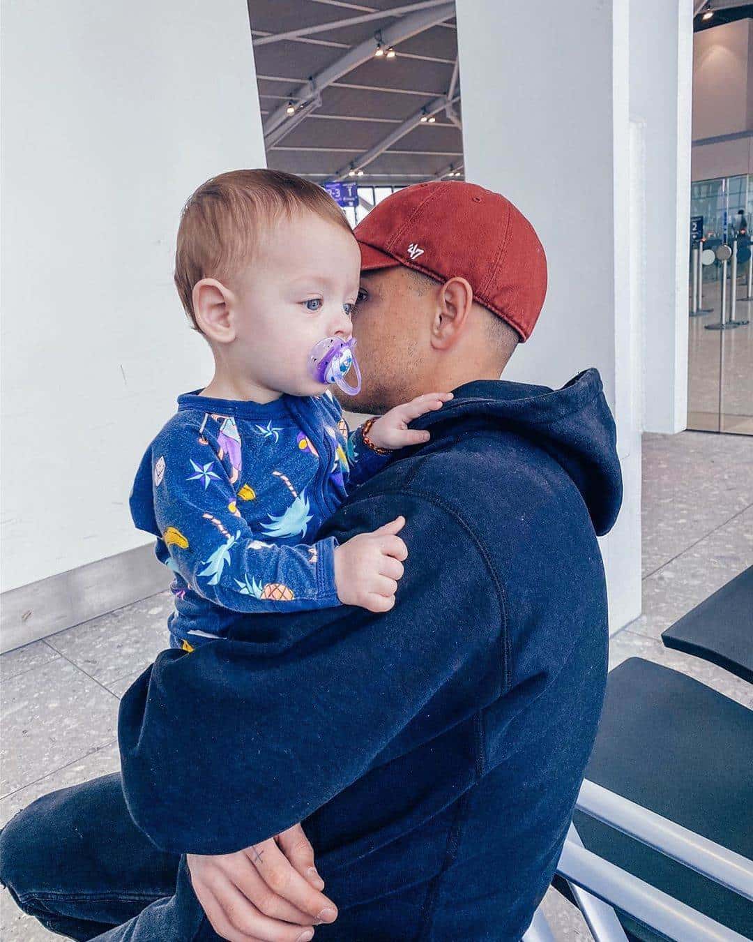 Así fue el cambio de país de Chicharito junto a Noah