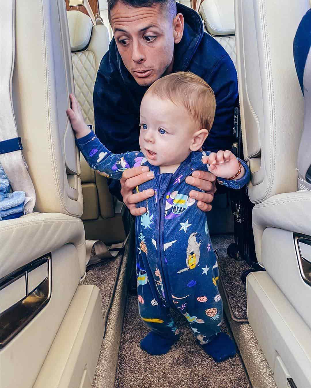 Así fue el cambio de país de Chicharito junto a Noah