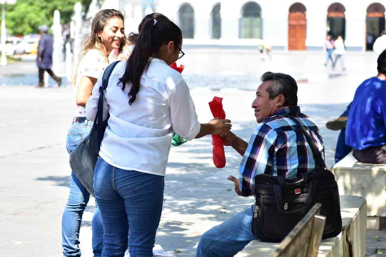 Jóvenes salen a la calle a compartir amor con adultos mayores Jóvenes salen a la calle a compartir amor con adultos mayores