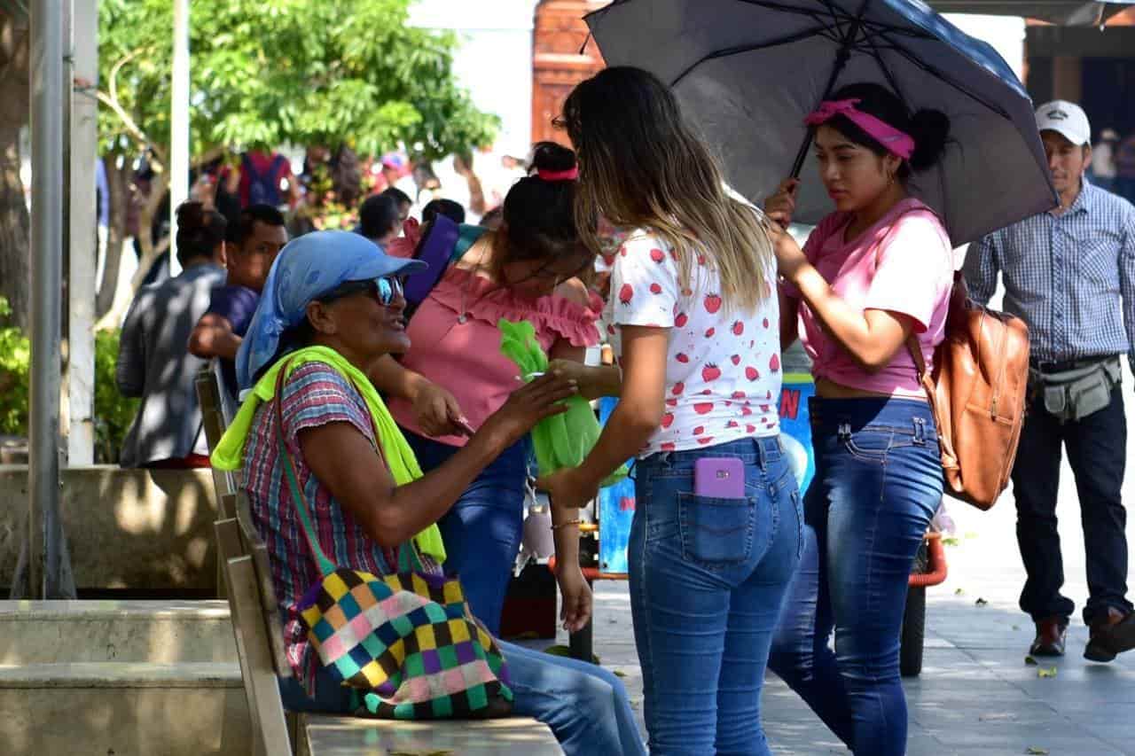 Jóvenes salen a la calle a compartir amor con adultos mayores Jóvenes salen a la calle a compartir amor con adultos mayores