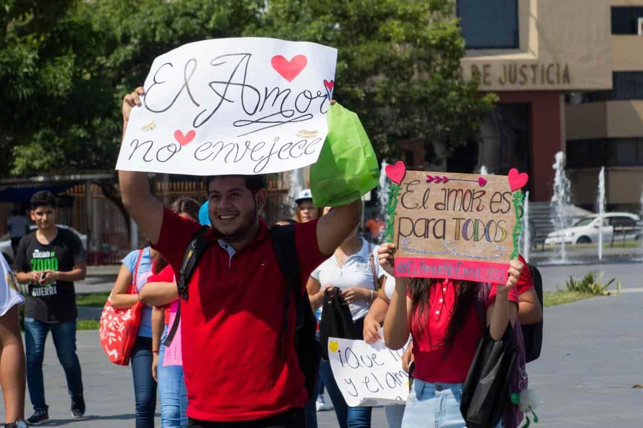 Jóvenes salen a la calle a compartir amor con adultos mayores Jóvenes salen a la calle a compartir amor con adultos mayores
