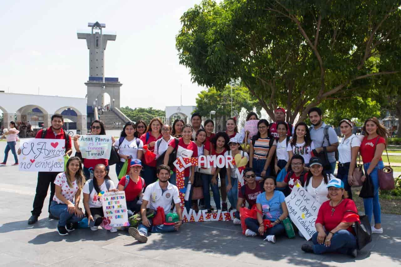 Jóvenes salen a la calle a compartir amor con adultos mayores Jóvenes salen a la calle a compartir amor con adultos mayores