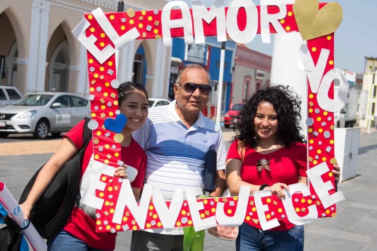 Jóvenes salen a la calle a compartir amor con adultos mayores Jóvenes salen a la calle a compartir amor con adultos mayores