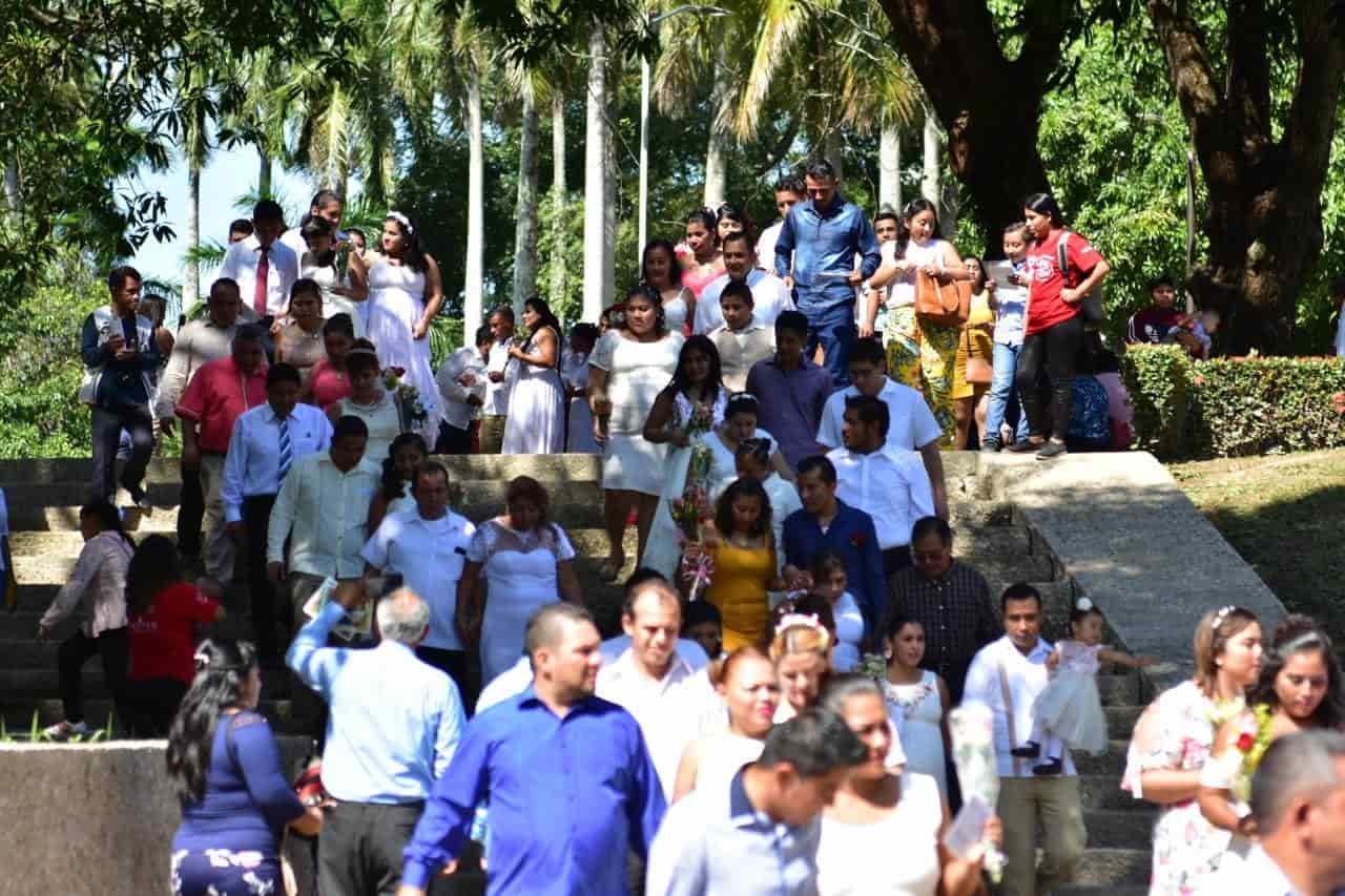 Se casan 101 parejas en boda colectiva en Centro