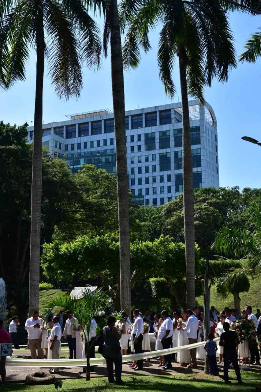 Se casan 101 parejas en boda colectiva en Centro