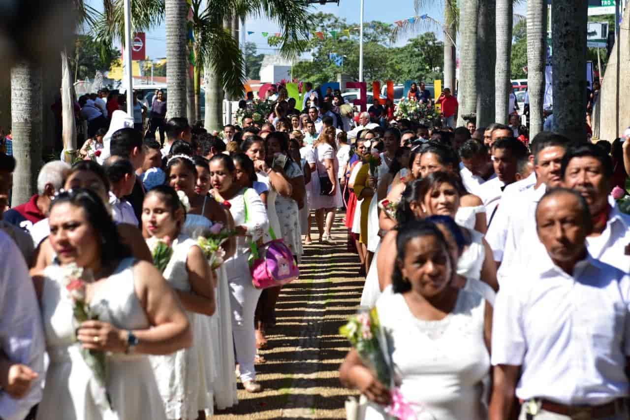 Se casan 101 parejas en boda colectiva en Centro