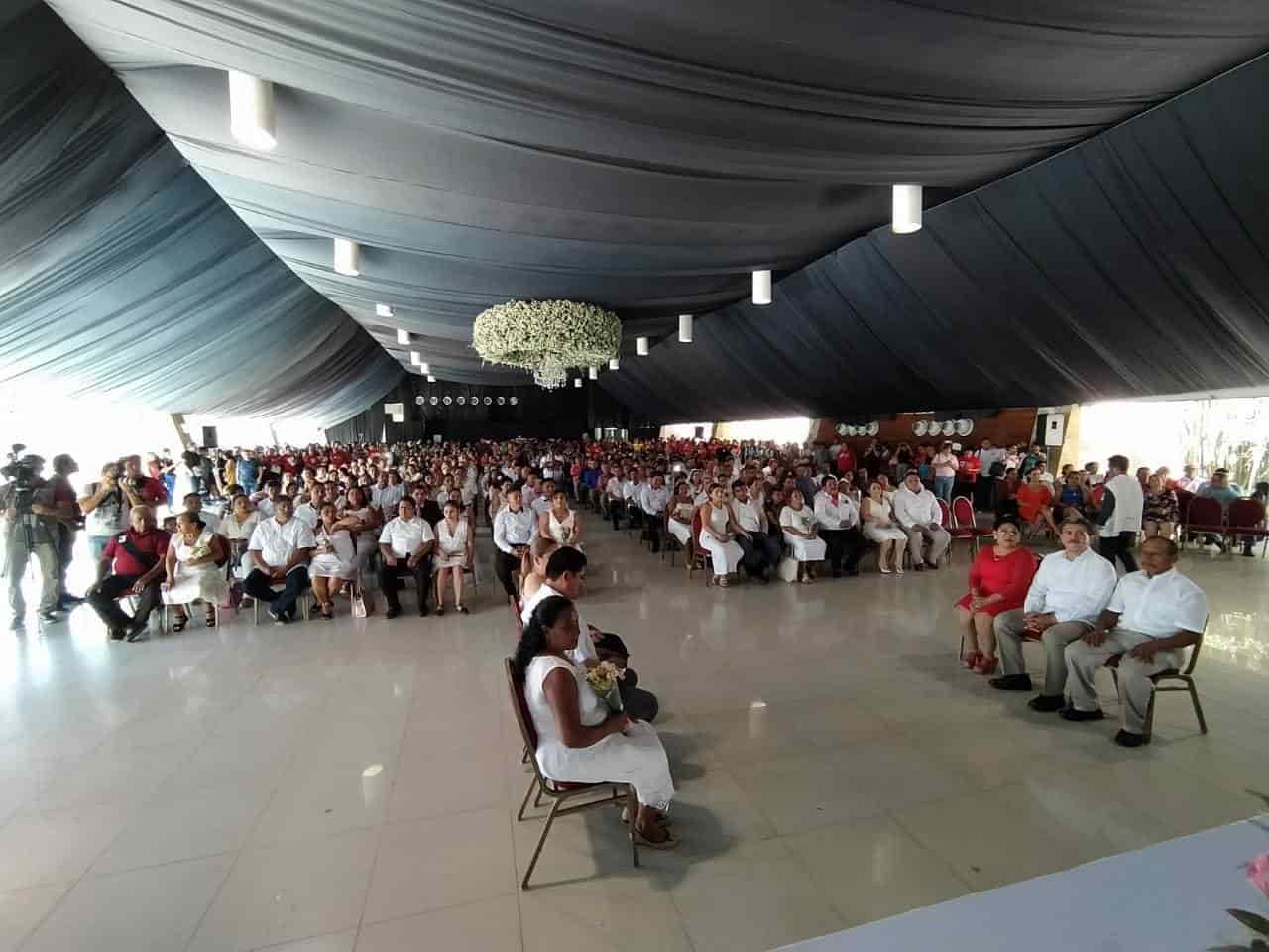 Se casan 101 parejas en boda colectiva en Centro