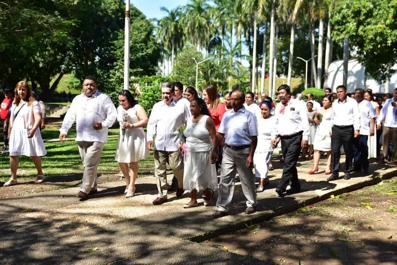 Se casan 101 parejas en boda colectiva en Centro
