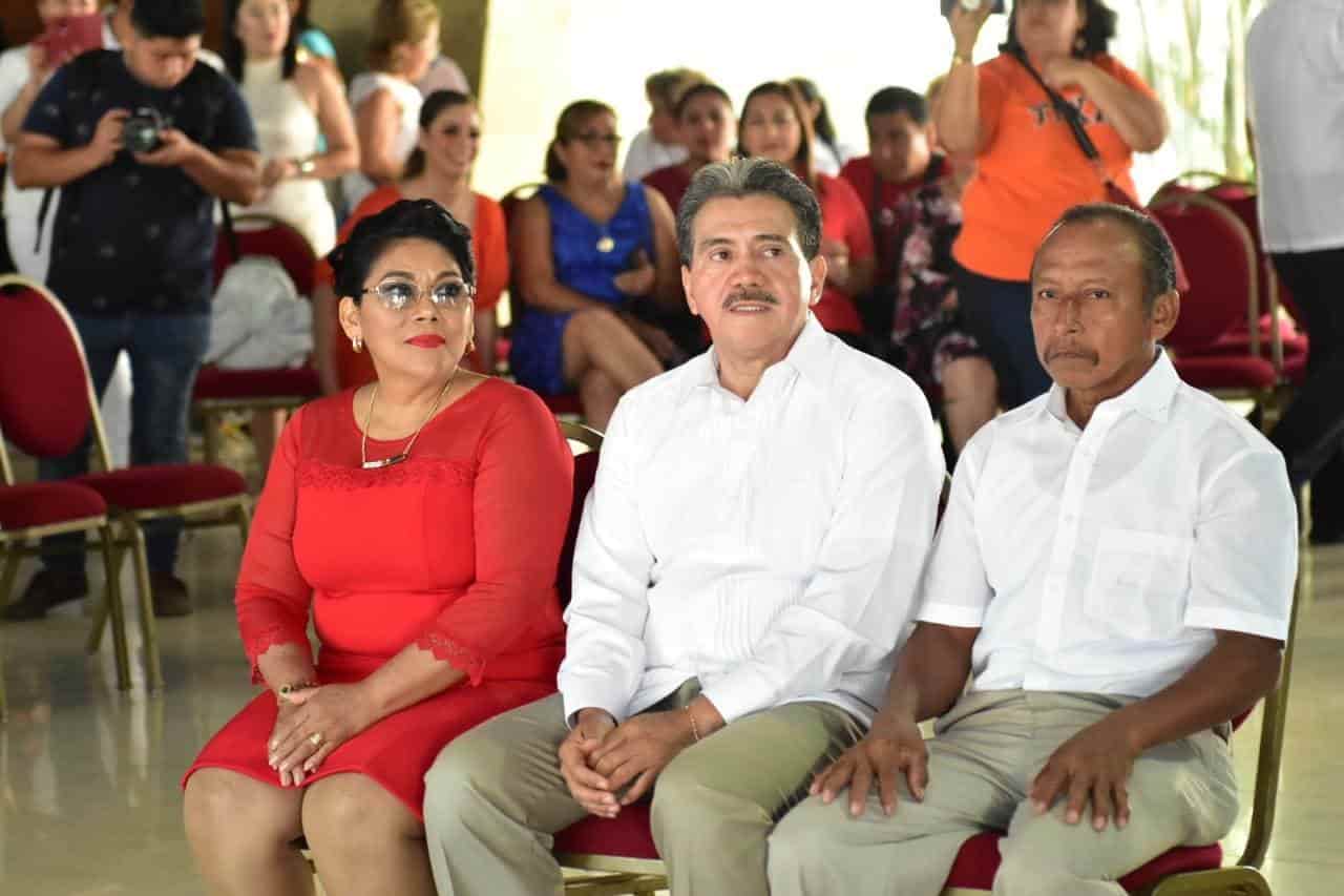 Se casan 101 parejas en boda colectiva en Centro
