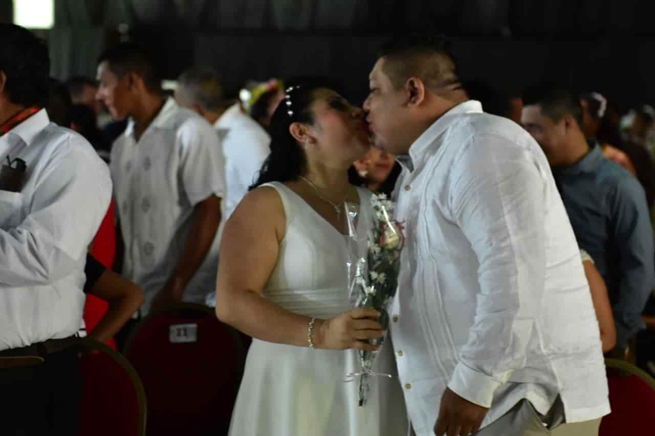Se casan 101 parejas en boda colectiva en Centro