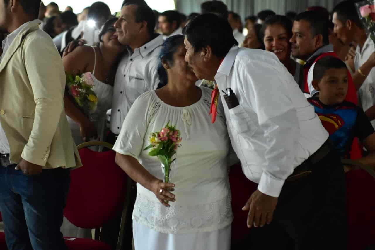 Se casan 101 parejas en boda colectiva en Centro