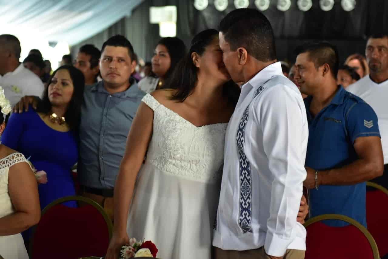 Se casan 101 parejas en boda colectiva en Centro