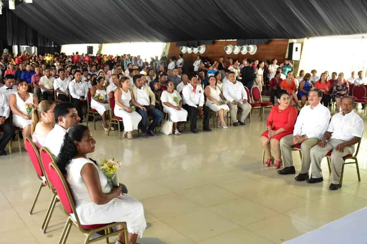 Se casan 101 parejas en boda colectiva en Centro