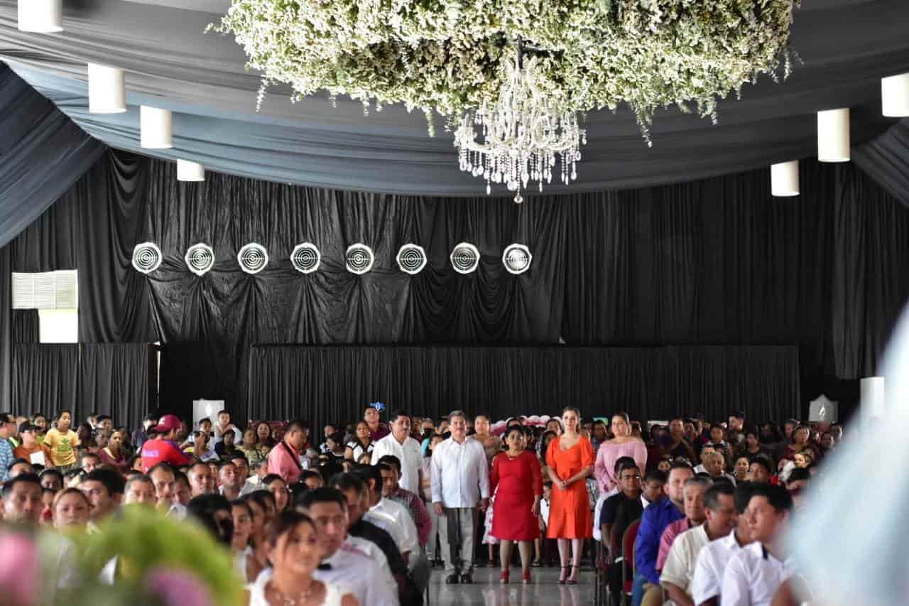 Se casan 101 parejas en boda colectiva en Centro